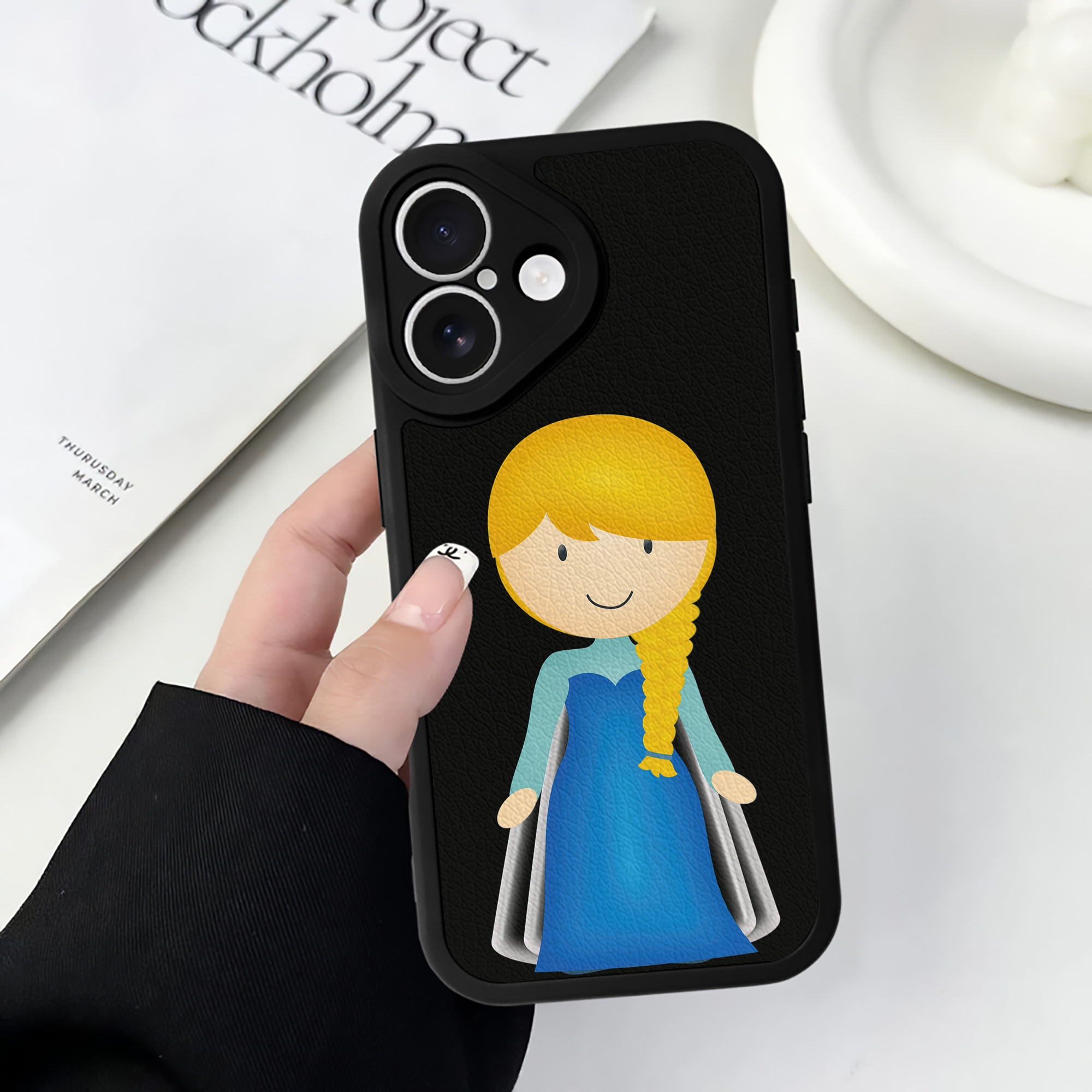 （画像用） アナと雪の女王 アンナ エルサ Frozen Anna Elsa 【iPhone 16シリーズ対応】シリコンスマホケース（レザー調） 材質：シリコン